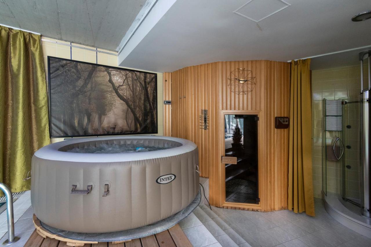 Unique Apartment With Private Pool, Cinema, Spa ปราก ภายนอก รูปภาพ