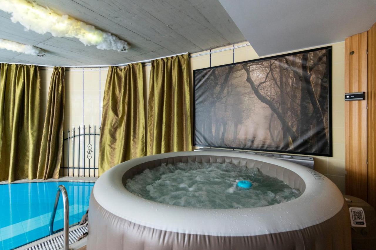 Unique Apartment With Private Pool, Cinema, Spa ปราก ภายนอก รูปภาพ