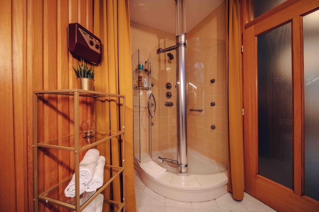 Unique Apartment With Private Pool, Cinema, Spa ปราก ภายนอก รูปภาพ
